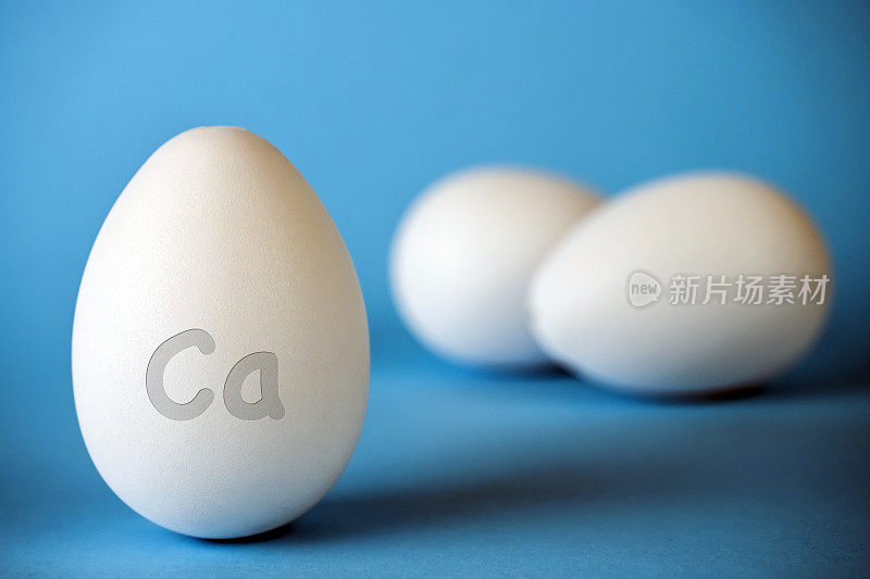 鸡蛋中含有钙，钙可以增强骨骼，蓝色背景中是单独的