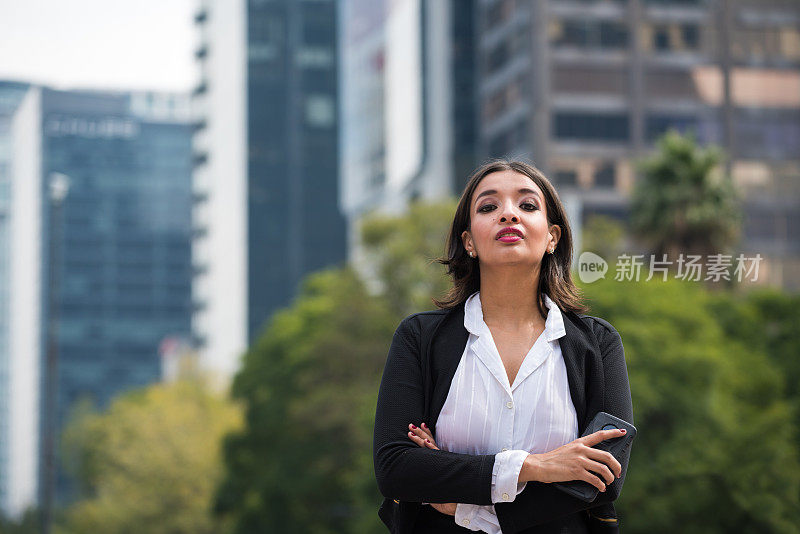 拉丁美洲的女商人正在搬家