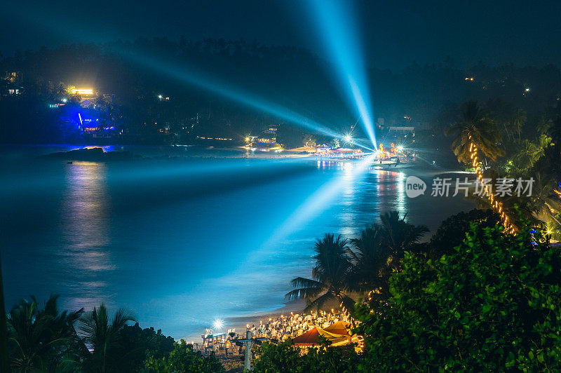 夜晚，远处城市的灯光透过水面照射过来