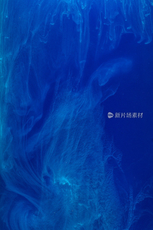 抽象图案落入蓝墨水滴-青色墨溶于水