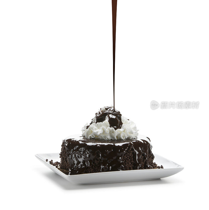 黑巧克力浇在熔岩蛋糕上，白色背景