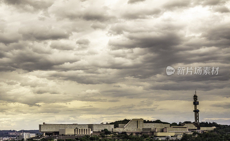 比勒陀利亚的城市景观下暴风雨的云景