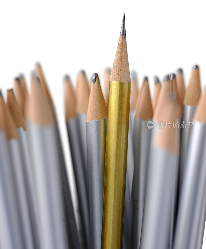 一组在白色背景上的钝的和破碎的银色铅笔，其中一只超级锋利的金色铅笔比其他的高。脱颖而出的概念。