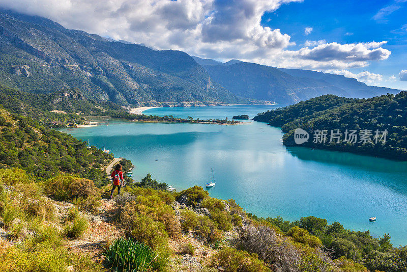 一个人在山顶徒步旅行。