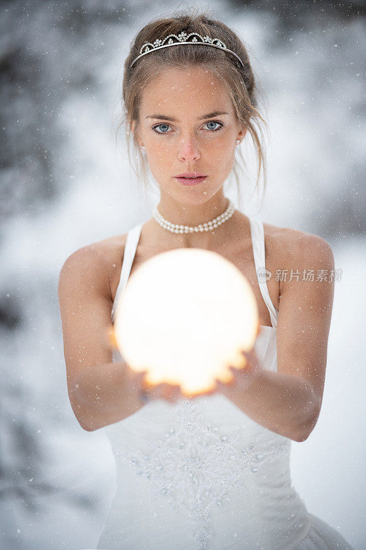 白雪公主手里拿着一个发光的球，冰冻的童话