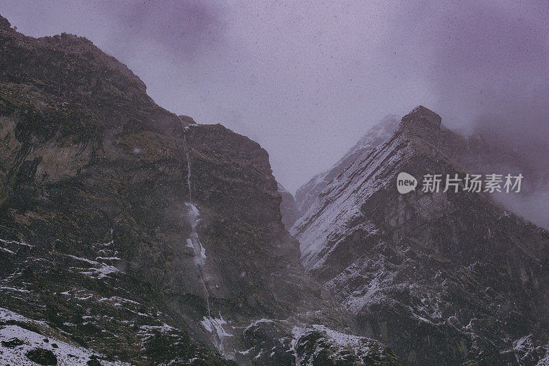 暴风雪中，灰色天空映衬着群山