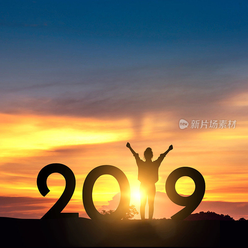 女人在山上享受2019年，同时庆祝新年。