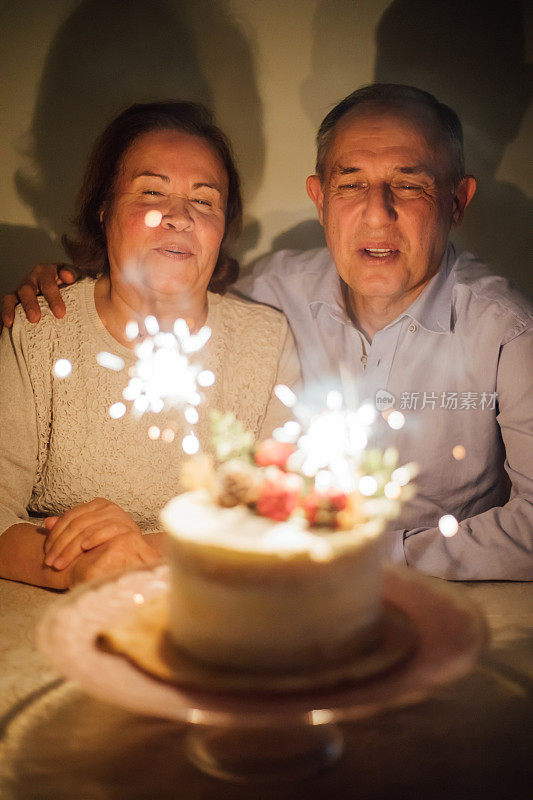 成年夫妇享用生日蛋糕