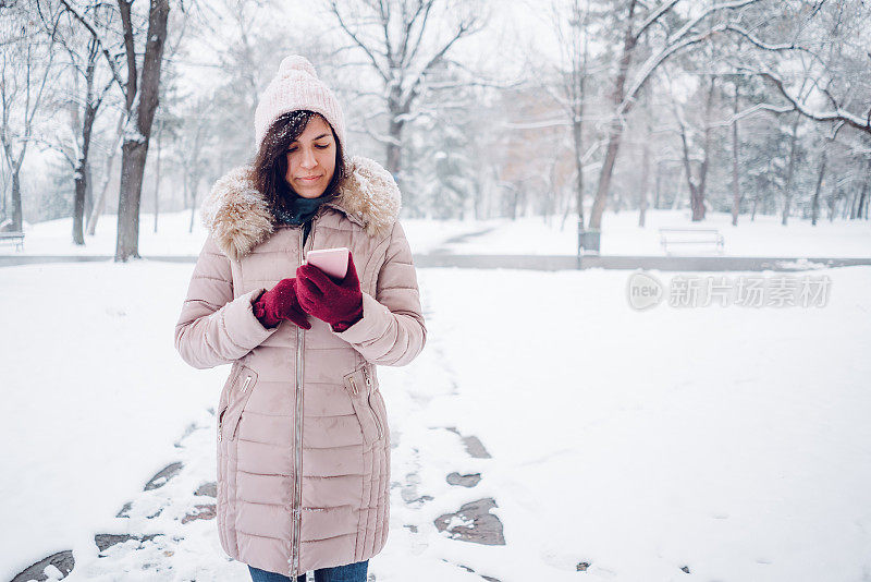 一个在雪地里打电话的女人