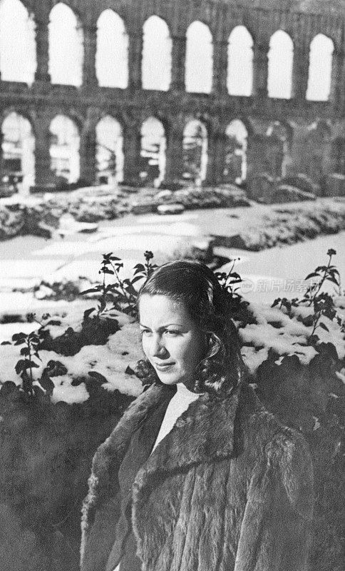 1939年，年轻女子参观罗马斗兽场