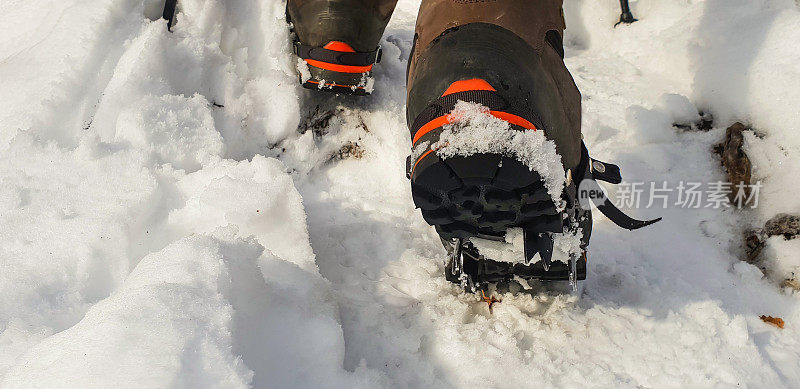 雪地徒步旅行用的冰爪