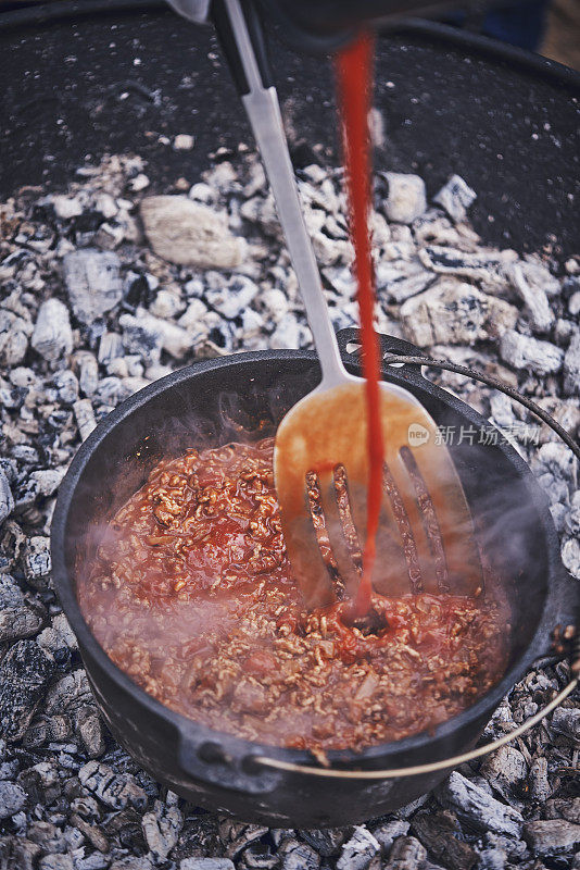 在荷兰烤炉上用原木火烹饪辣味牛肉