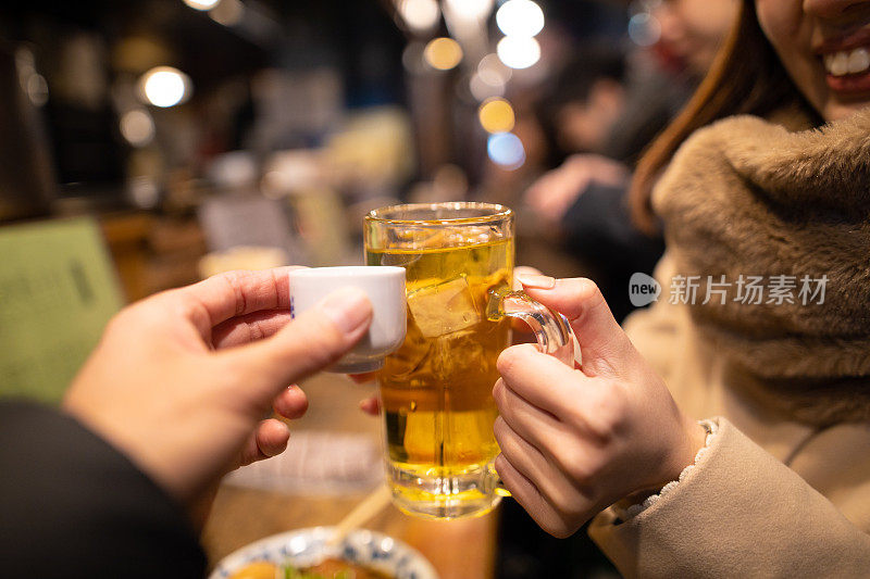 下班后在日本居酒屋庆祝祝酒词