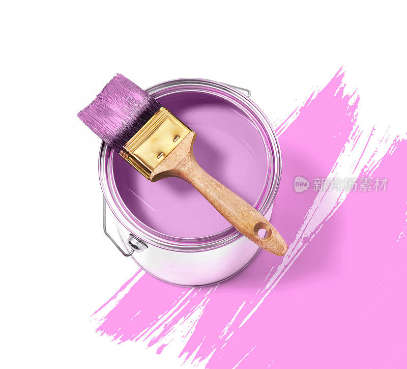 用刷子在白色背景上涂上粉红色的油漆罐