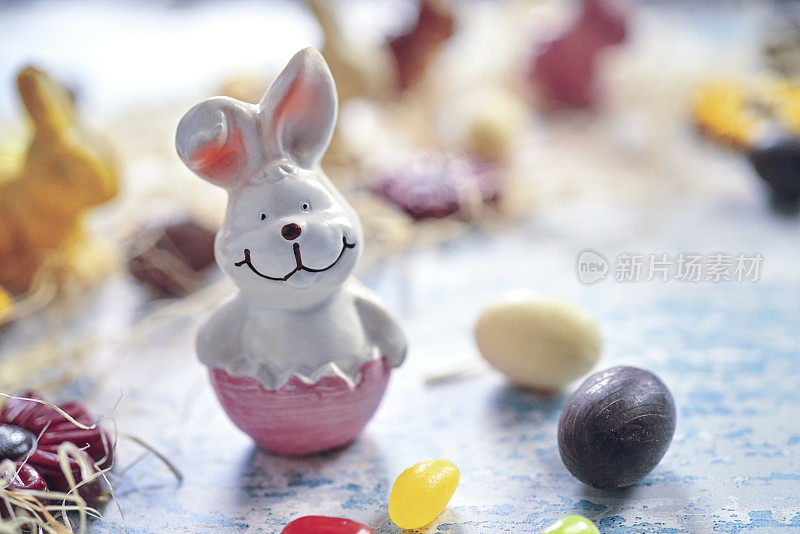 复活节装饰与巧克力复活节彩蛋和复活节兔子在乡村背景