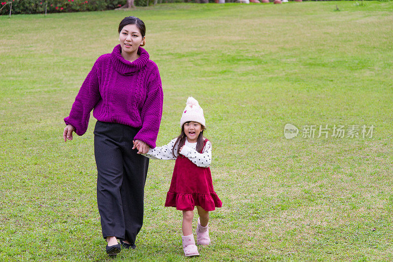 妈妈和小女孩在公园里玩