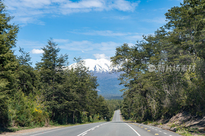 在去智利湖区的奥索尔诺火山的路上——智利的瓦拉斯港