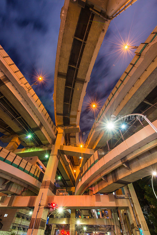 未来主义的高速公路在日本东京的霓虹灯夜空中呼啸而过