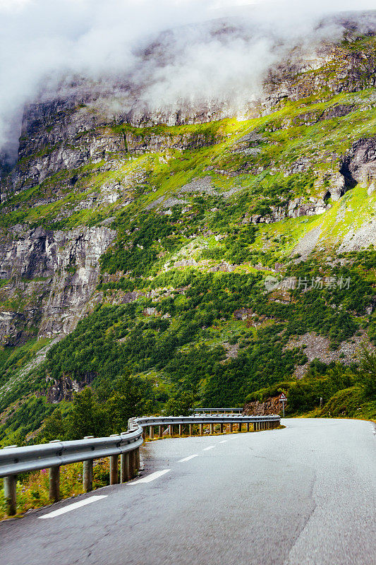 空的山路。