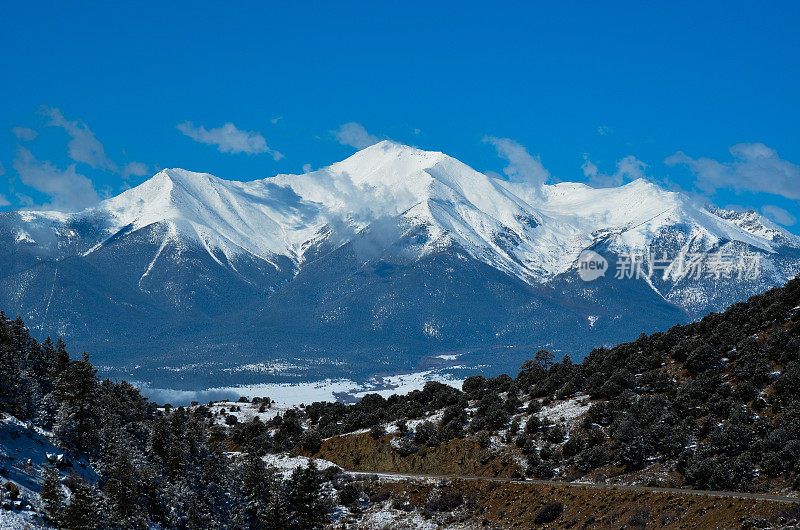 科罗拉多州积雪覆盖的山峰