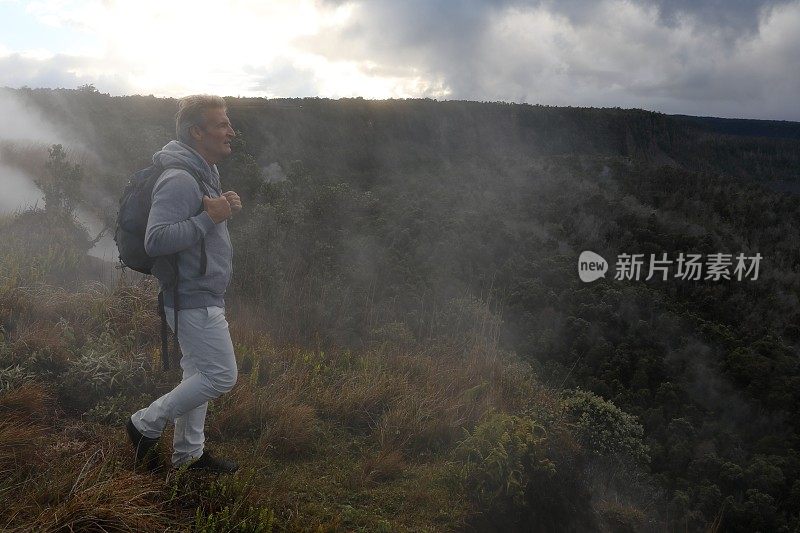 人们在雾中攀登火山边缘