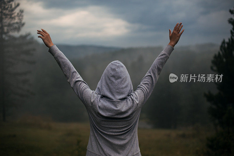 在一场大风暴中，一个女人在森林里