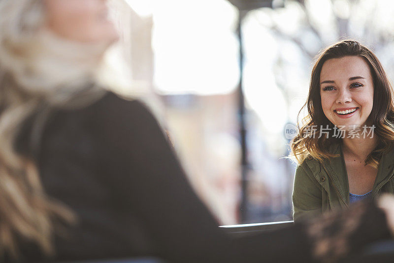 活跃迷人的女大学生朋友城市市中心户外在美国西部