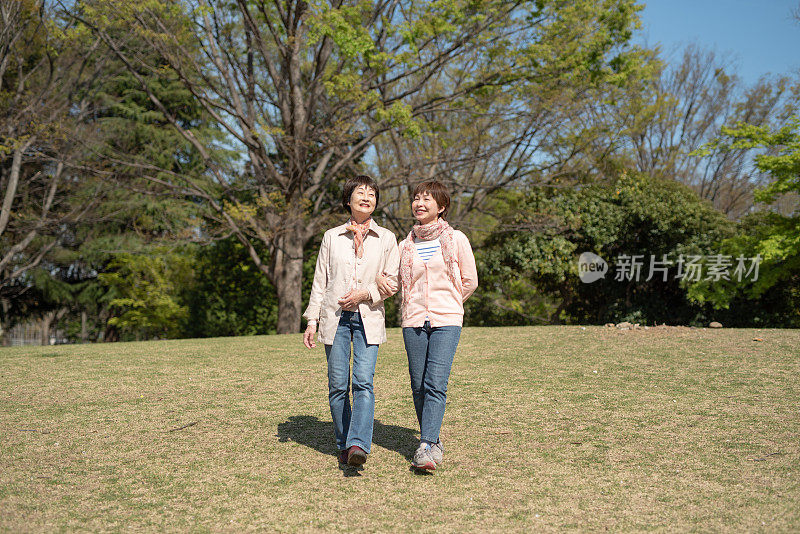 老母和女儿在草地上散步