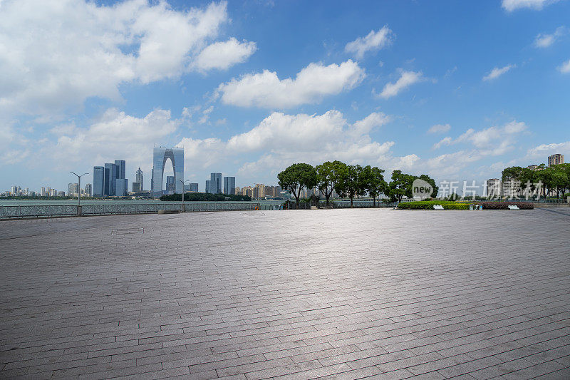 城市里空荡荡的广场和现代建筑