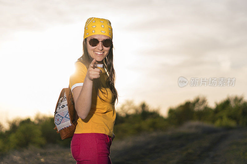 在春天热爱大自然。在大自然中享受阳光的女孩。