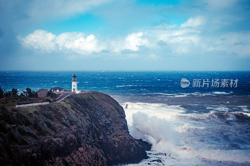 在夏威夷考艾岛的暴风雨天，巨浪冲击基拉韦厄灯塔悬崖