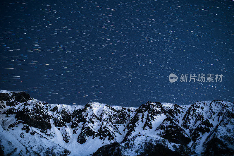 日本遥远的雪山上布满星星的天空