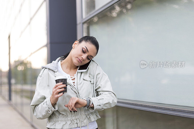 严肃的年轻女人在打手机