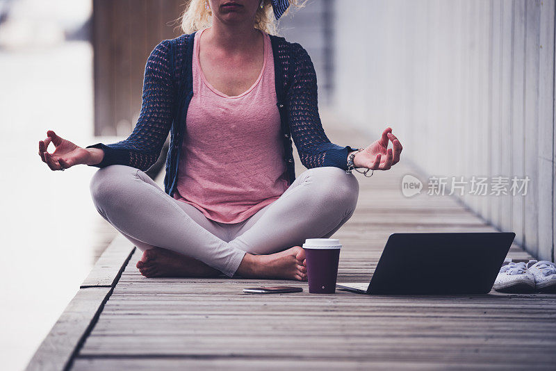 一个不知名的女人在码头做瑜伽。