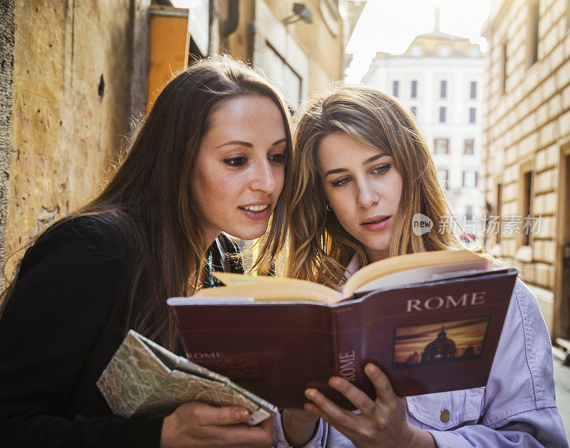 在罗马旅游的女游客，带着导游手册