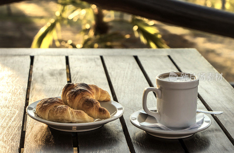 早餐是咖啡和羊角面包