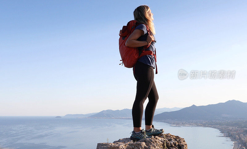 女徒步旅行者站在岩石山顶