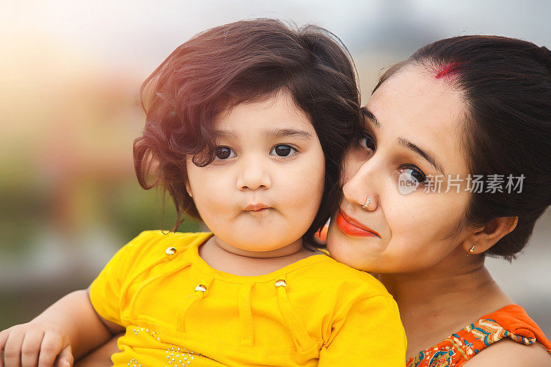 印度家庭，印度母亲和小女婴在户外的肖像
