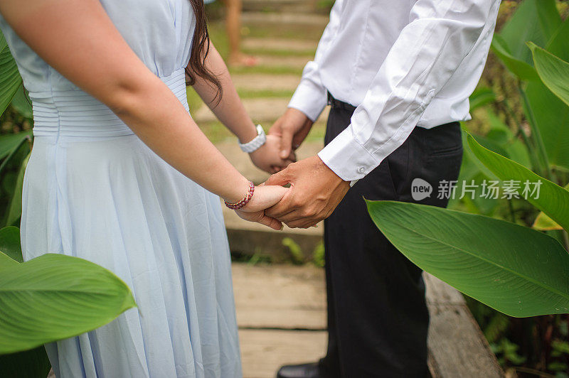 夫妇手牵着手