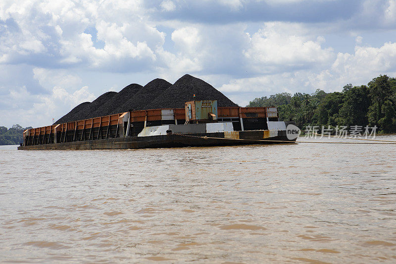 印度尼西亚加里曼丹运输煤炭的拖船
