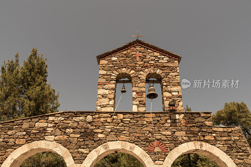 一座希腊东正教教堂的钟楼和十字架