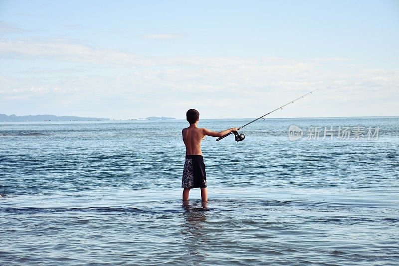 青少年在海岸钓鱼