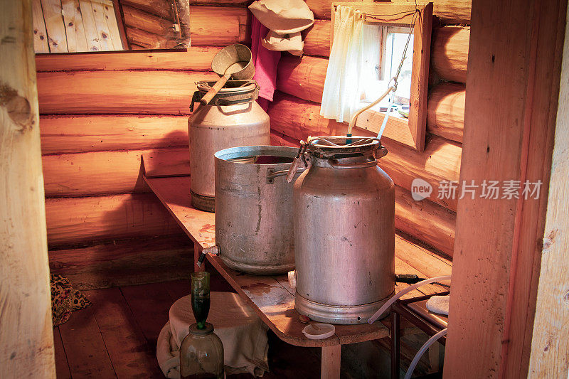 在一个村庄的浴室里用原始的私酿烈酒蒸馏器准备私酿烈酒的过程。