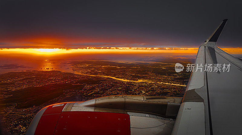 夕阳从飞机