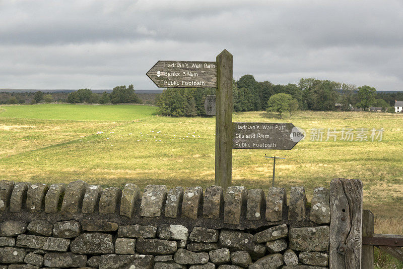 哈德良的长城，鸟swald罗马小径标志着坎布里亚的农田吉尔桑英国
