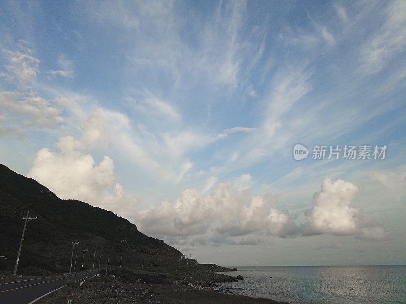 越南孔岛的空旷蜿蜒的乡村公路全景。日落时的汽车旅行。蓝天，云和山。Condao岛屿。