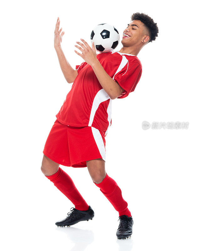非裔美国青年男子足球运动员，穿着足球制服，手持足球，进行足球运动和使用运动球