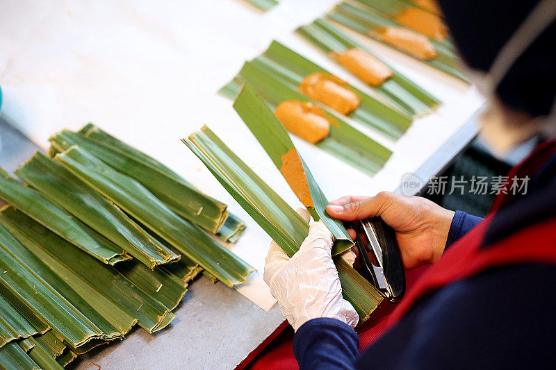 典型亚洲食品:“Otak-otak”(烤Attap叶包鱼饼)