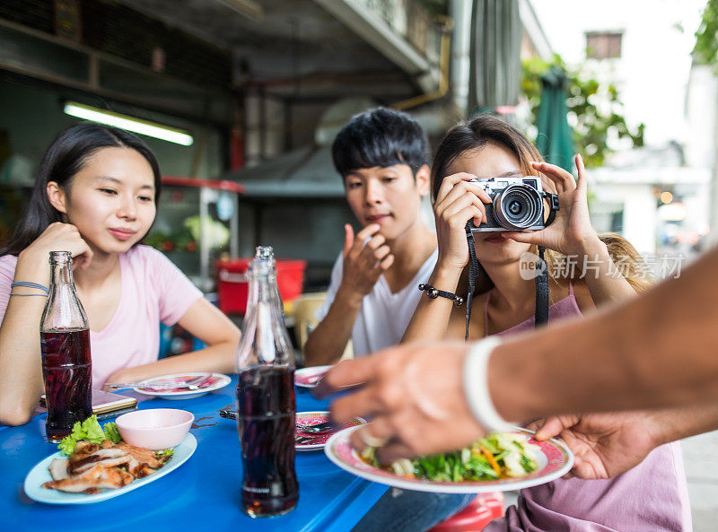 亚洲朋友品尝曼谷街头小吃