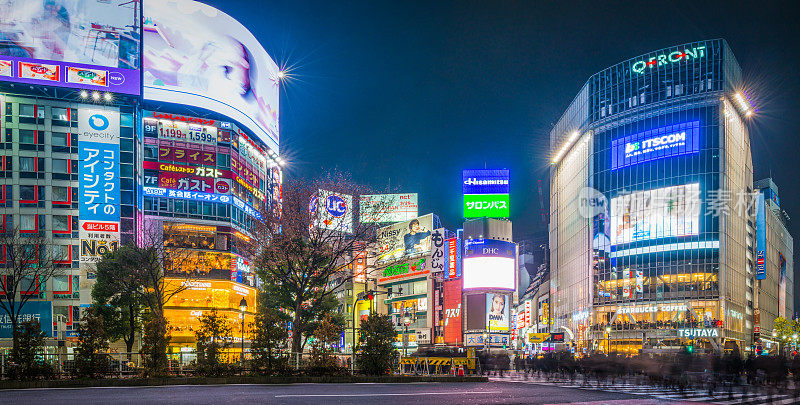 东京涉谷十字路口霓虹灯熙熙攘攘的街道夜景日本